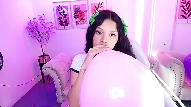Maddie_T18's Live XXX Chat