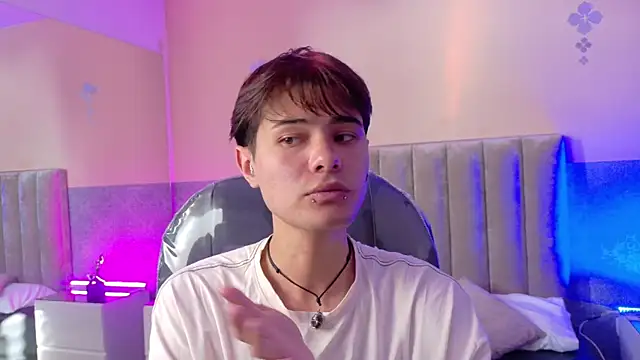 Chat +18 de Derek_Sinn ao vivo