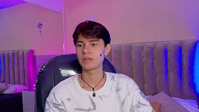Chat +18 de Derek_Sinn ao vivo