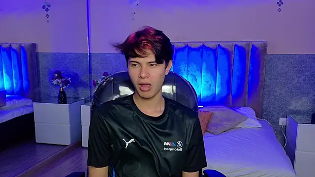 Pertunjukan Kamera Web Derek_Sinn