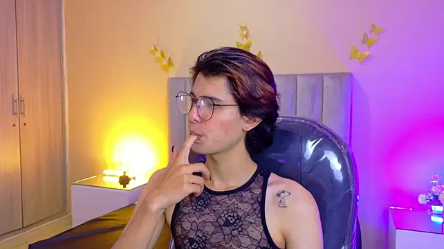 Derek_Sinn Show in webcam