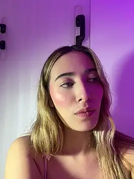 kloe__t18 Adlı Modelin Canlı XXX Sohbeti