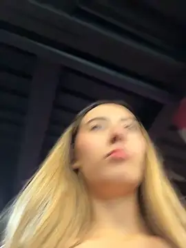 kloe__t18 Adlı Modelin Canlı XXX Sohbeti