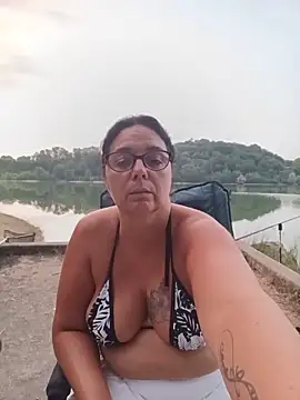 pulpeuse64 Show in webcam
