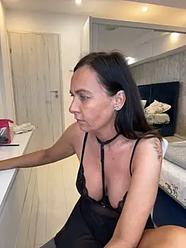 DivineAmely Show in webcam