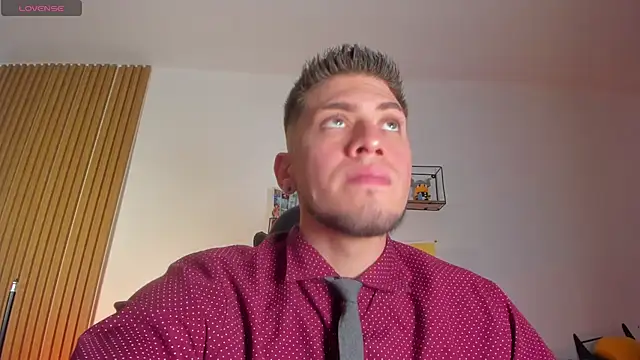 SebastianMaximoff_ Show in webcam
