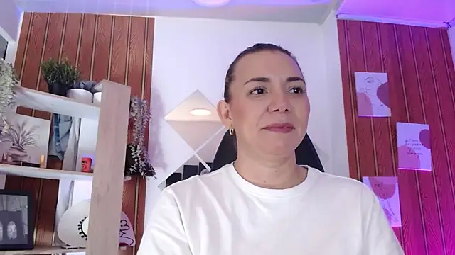 milfsecret69's Live XXX Chat