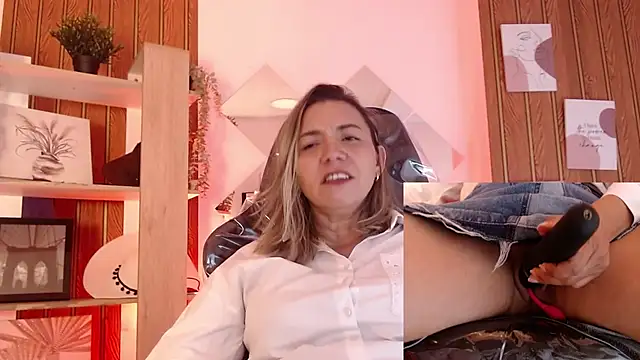 milfsecret69 XXX чат на живо