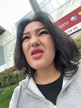 Angels_Shareen Webbikameraesitys