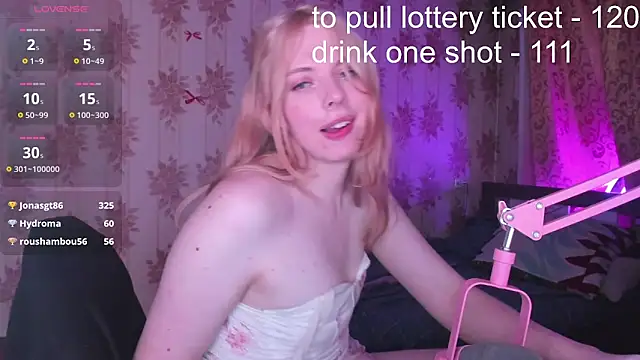 Cutie_Bambi Show in webcam