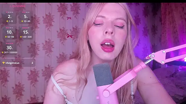 Cutie_Bambi Show in webcam