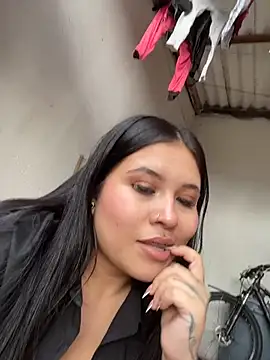 LunnaMoretti's Live Chat Room