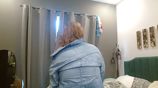 HazelSkyesChat Show in webcam