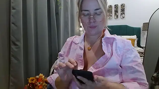 HazelSkyesChat Show in webcam