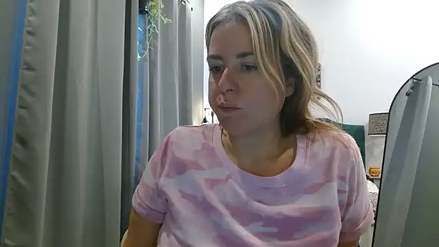 HazelSkyesChat Show in webcam