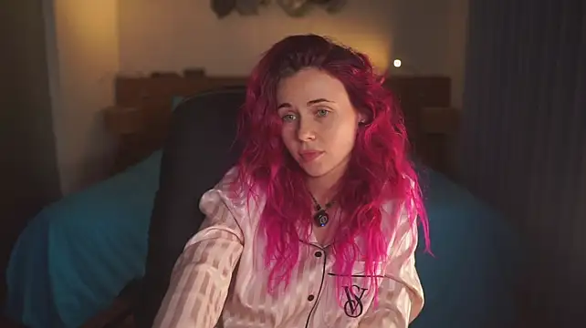 Sarah_Pink Show in webcam