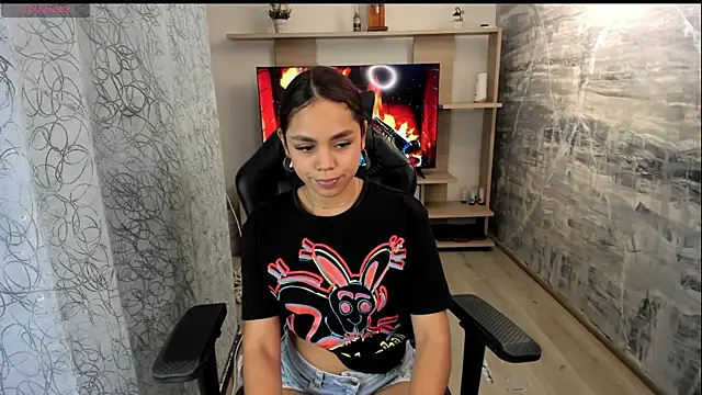 CarolineFyre Adlı Modelin Canlı Sohbet Odası