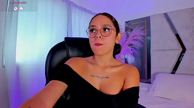 CarolineFyre Show in webcam