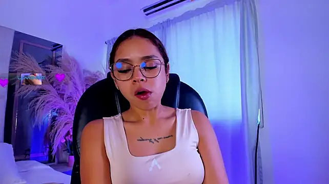 CarolineFyre's Webcam Show