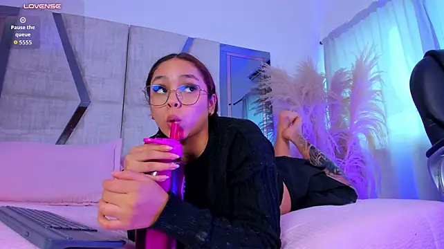 CarolineFyre Show in webcam