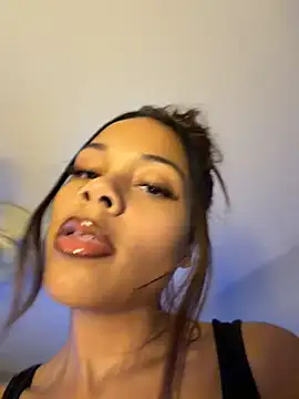 Petite_Baddie: διαδικτυακό σόου στην κάμερα