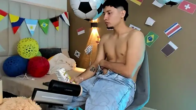 Pokazy przed kamerką – Noah_Smith01