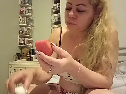 Sofialovee69 Show in webcam