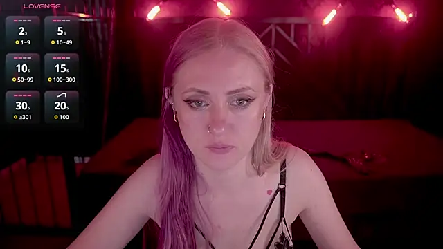 Show modela DramaQuenns na web-kameri