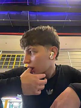 Show modela ARON_LUXX na web-kameri
