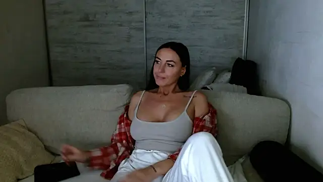 CloveLove Adlı Modelin Canlı XXX Sohbeti