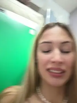 blonde_exe's Webcam Show