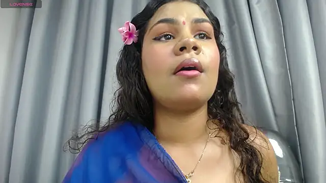 yaazhinii Chat XXX in diretta