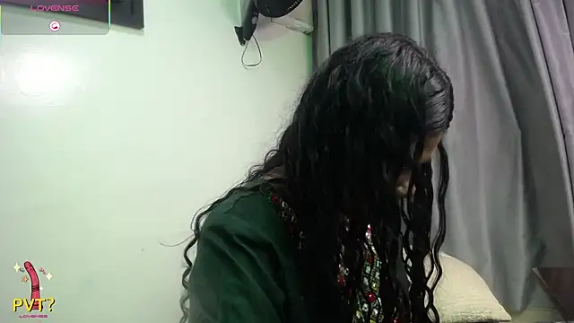 yaazhinii's Live XXX Chat