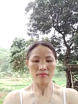 nhynhy11: διαδικτυακό σόου στην κάμερα