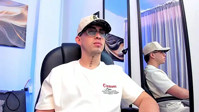 Tommas_Jhonson Show in webcam