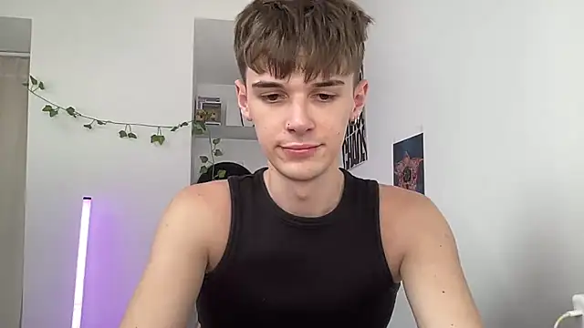 Show modela YourMilkyGuy na web-kameri