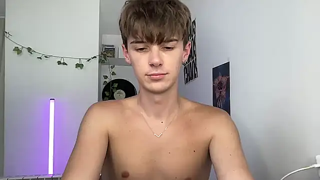 Show modela YourMilkyGuy na web-kameri