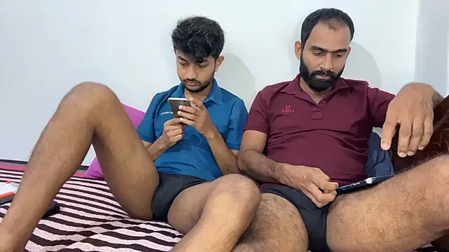 DesiDaddyandSon: διαδικτυακό σόου στην κάμερα
