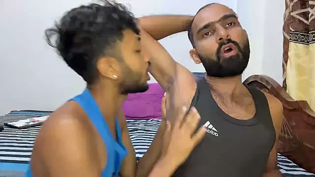 DesiDaddyandSon: διαδικτυακό σόου στην κάμερα