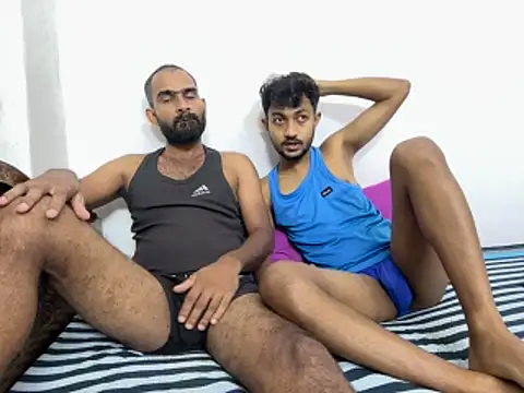 Pokazy przed kamerką – DesiDaddyandSon