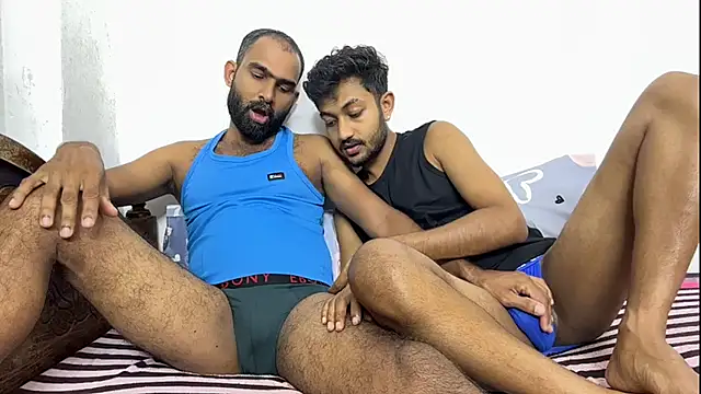 Pokazy przed kamerką – DesiDaddyandSon
