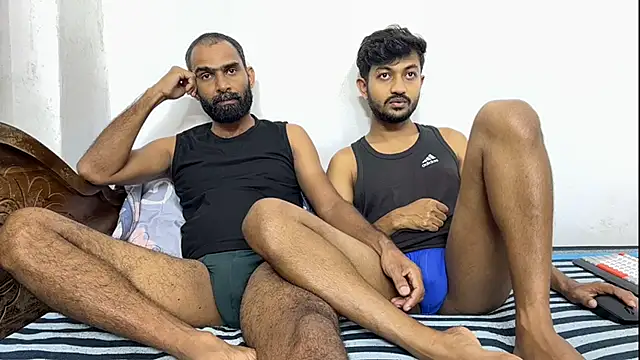 Pokazy przed kamerką – DesiDaddyandSon