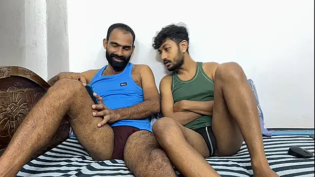 DesiDaddyandSon: διαδικτυακό σόου στην κάμερα