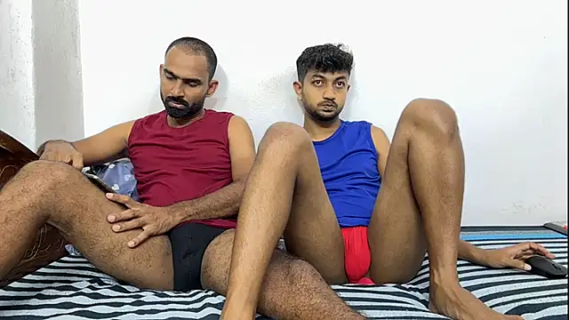 Pokazy przed kamerką – DesiDaddyandSon