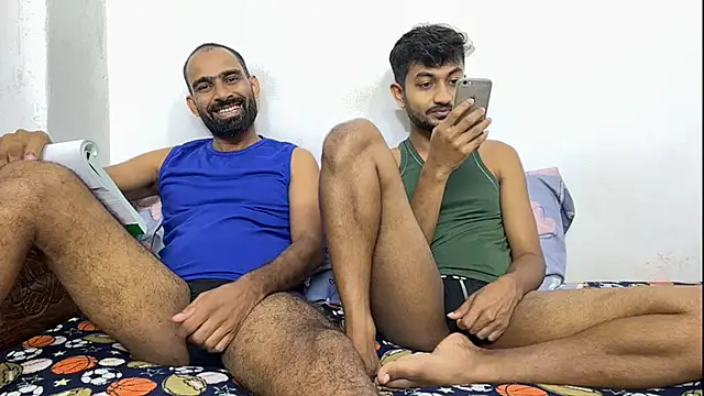 DesiDaddyandSon: διαδικτυακό σόου στην κάμερα