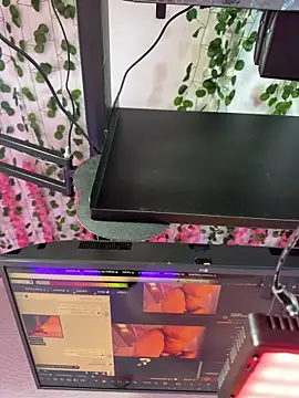 Woo_isDaphne Show in webcam