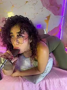 Woo_isDaphne Show in webcam