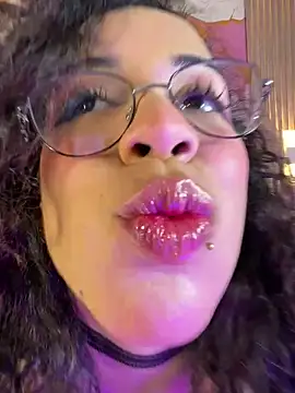 Woo_isDaphne Show in webcam