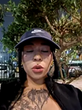 Zafiro_glow Show in webcam