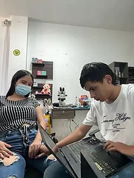 two_cam_latin: διαδικτυακό σόου στην κάμερα